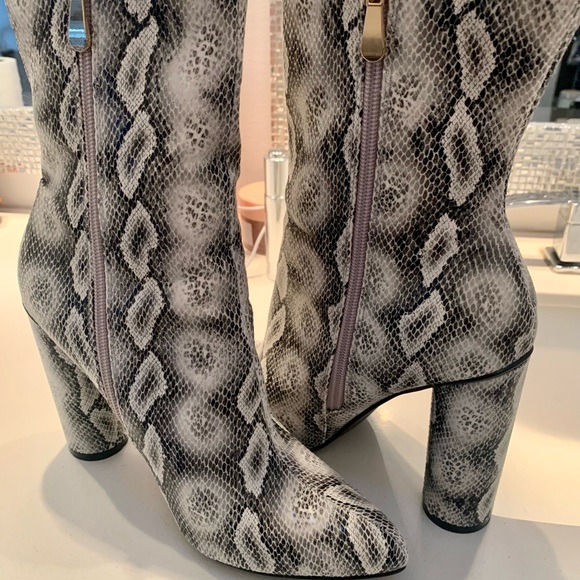 Black, Grey and White Faux Snake Skin Boots Size 8.5 Womens - Picture 3 of 6